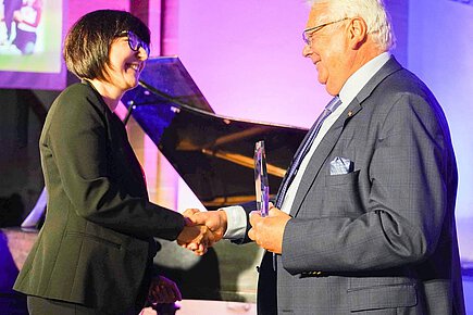 Verleihung des Wertesterns an die CGG