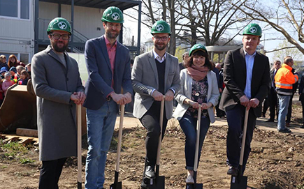 1. Spatenstich für den Neubau.